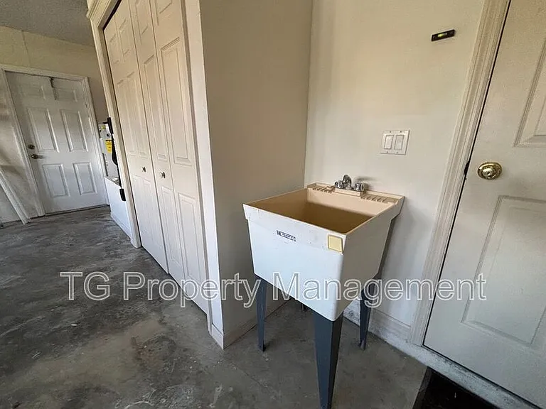 20 Clarendon Ct N — Photo 36