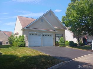 6 Holly Manor Ct, Helmetta, NJ 08828