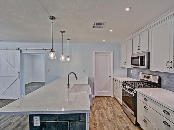 5th image of 919 E Cheryl Dr
