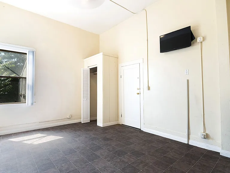 Mariachi Plaza Apartments (OLD) — Photo 25