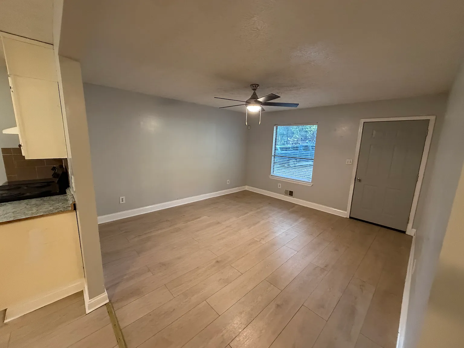 5 bed, 2016 sqft, $1,800 — Photo 2