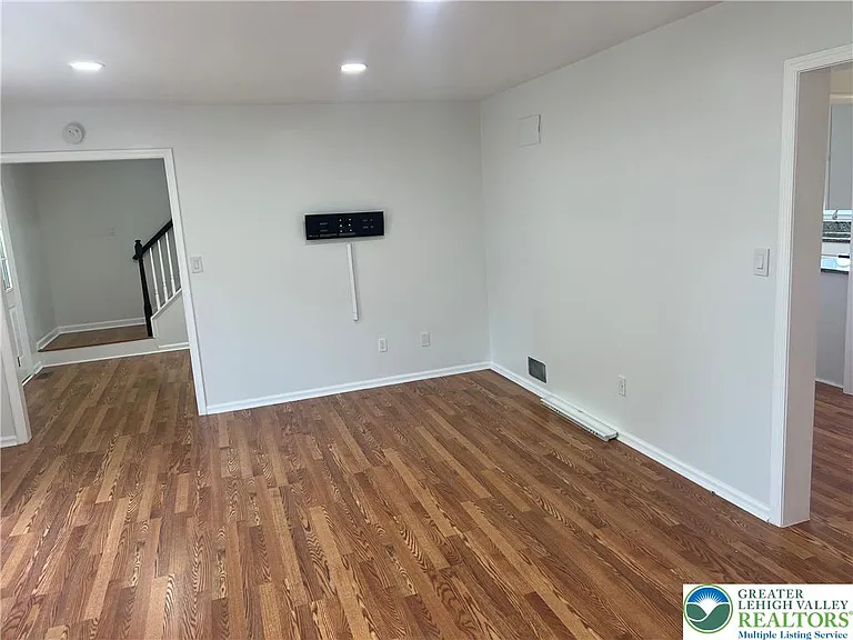 2593 Halleck Dr — Photo 5
