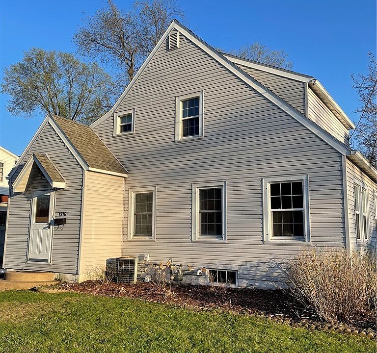 1st image of 1216 4th Avenue E