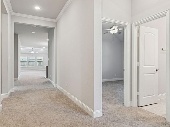 Spacious Entryway with 2 guest bedrooms and bathroom on the right side