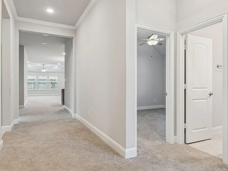 Spacious Entryway with 2 guest bedrooms and bathroom on the right side