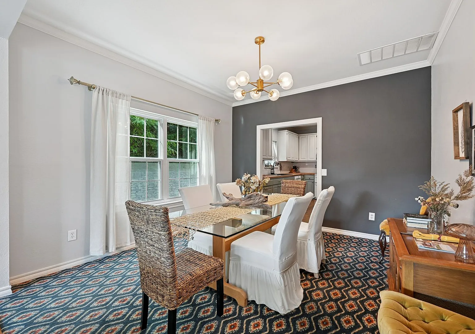 Fully Furnished Cape-cod, northeastern architecture (possible Jack Arnold) in central South Tulsa. — Photo 3