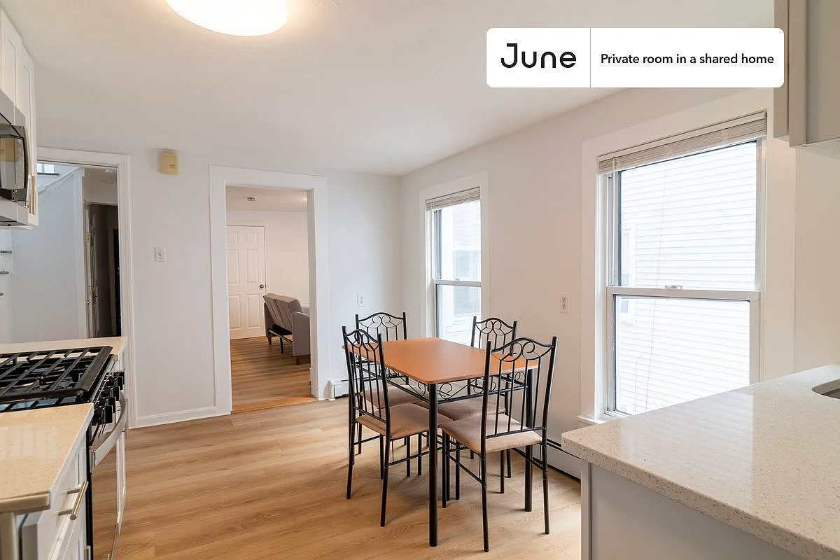 Queen bedroom in 4 bed/4 bath home in East Cambridge #1786 D — Photo 4