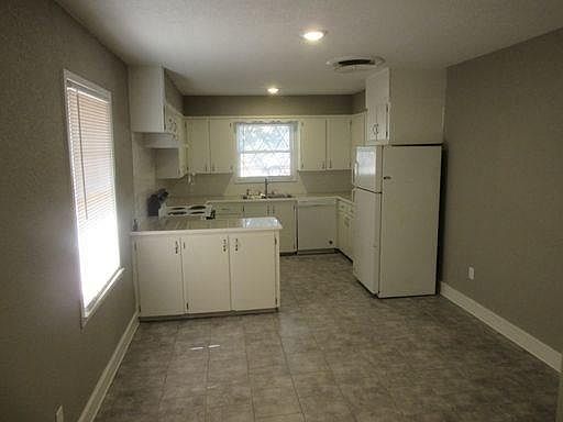 3rd image of 3197 Columbia Dr
