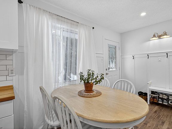 5th image of 113 Fir St