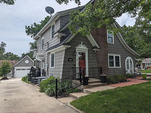 Beautiful Tudor, 3 porches