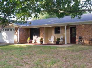 220 Thomas Rd, Palestine, TX 75803