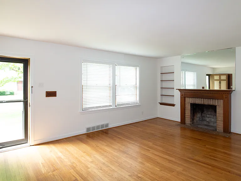340 Calvert Ave — Photo 2