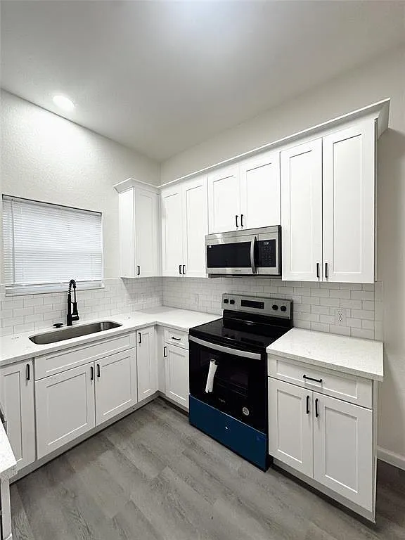 3 bed, 2.0 bath, 1069 sqft, $2,100 — Photo 3