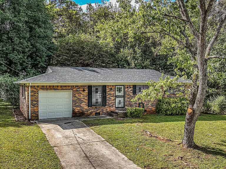2627 Thornhill Rd NW — Photo 3