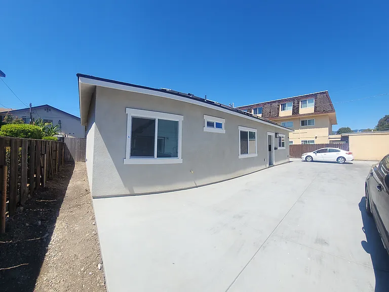556 W Foothill Blvd — Photo 40