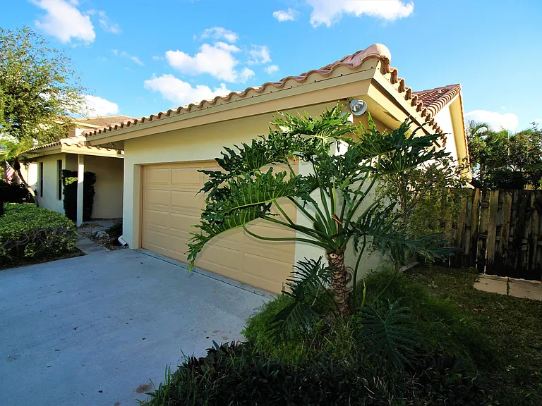 434 SW 15th Dr — Photo 2