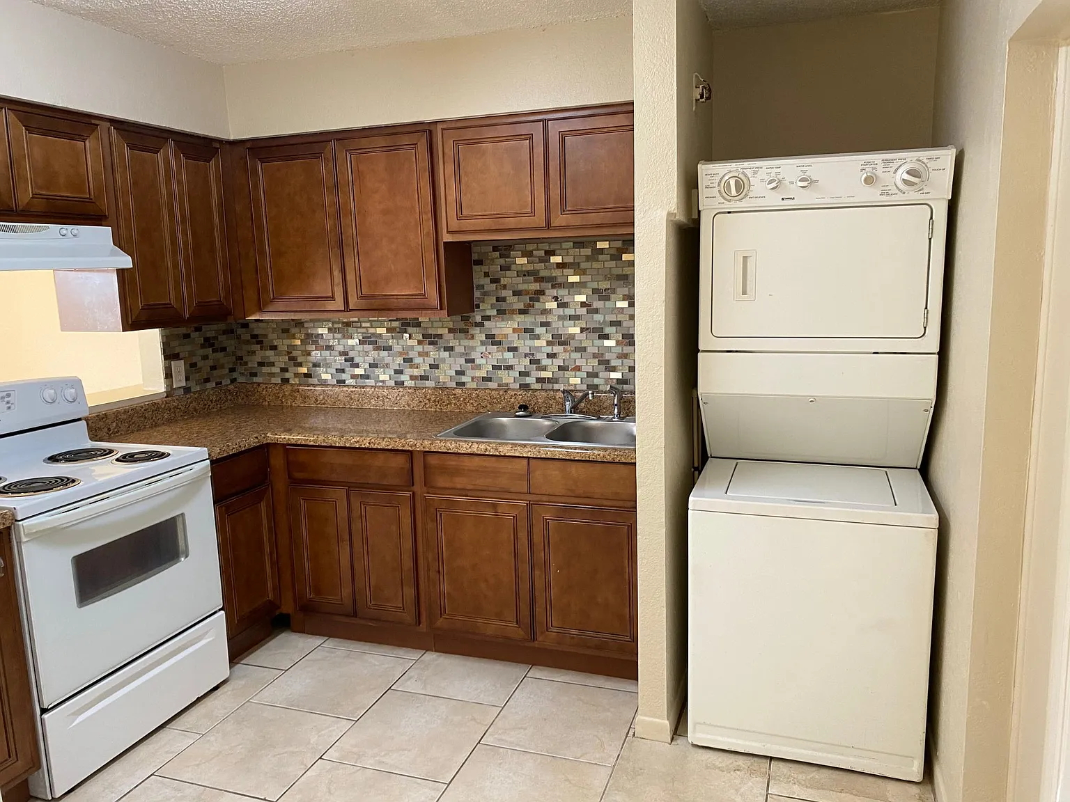 2 bed, 875 sqft, $1,275 — Photo 2