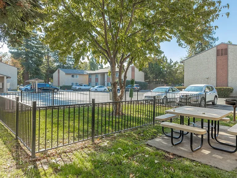 Acacia Apartments — Photo 19
