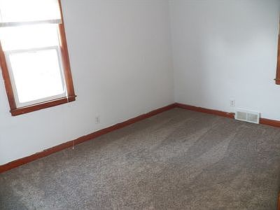 2nd bedroom w/newer carpet