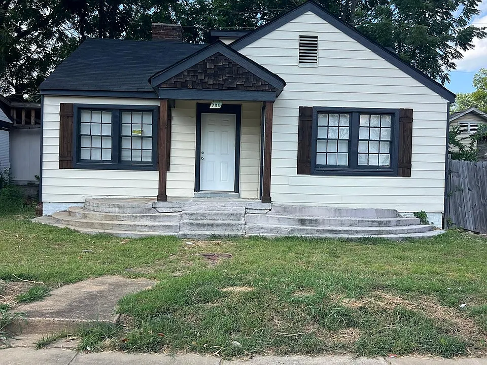 790 S Pkwy E