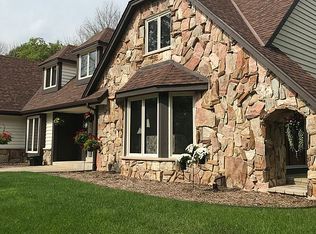 4024 W Freistadt Rd, Mequon, WI 53092