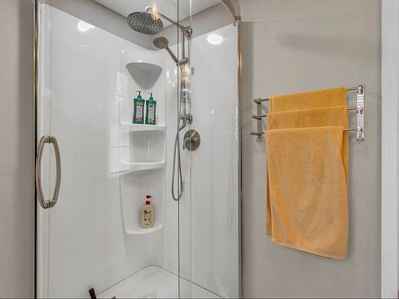 5th image of 1621 Greenwood Ct