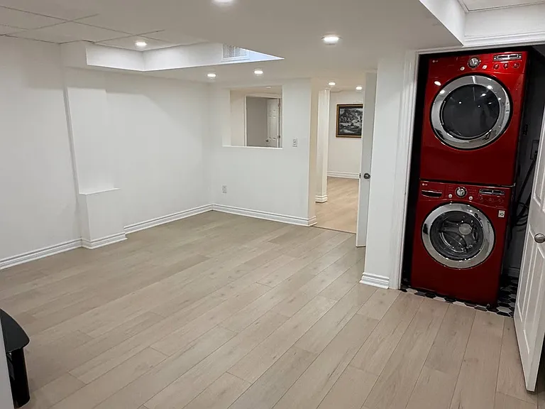 328 Woodspring Ave #BASEMENT — Photo 11