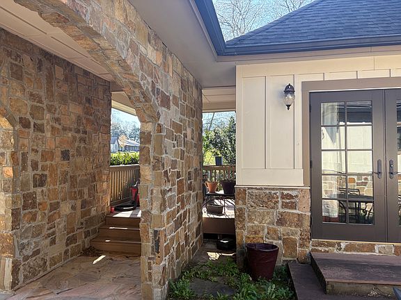Entry breezeway