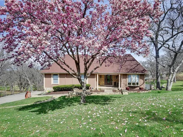 515 Hillcrest Rd E, Shawnee, KS 66217