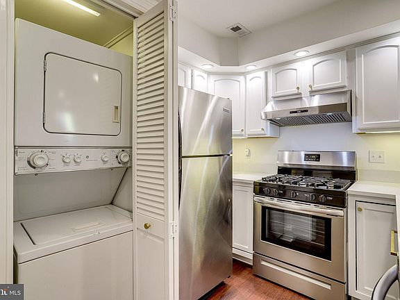 5th image of 1020 Queen St