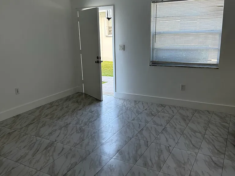 548 SW 6th St #3 — Photo 1