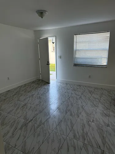 548 SW 6th St #3 Photo 1
