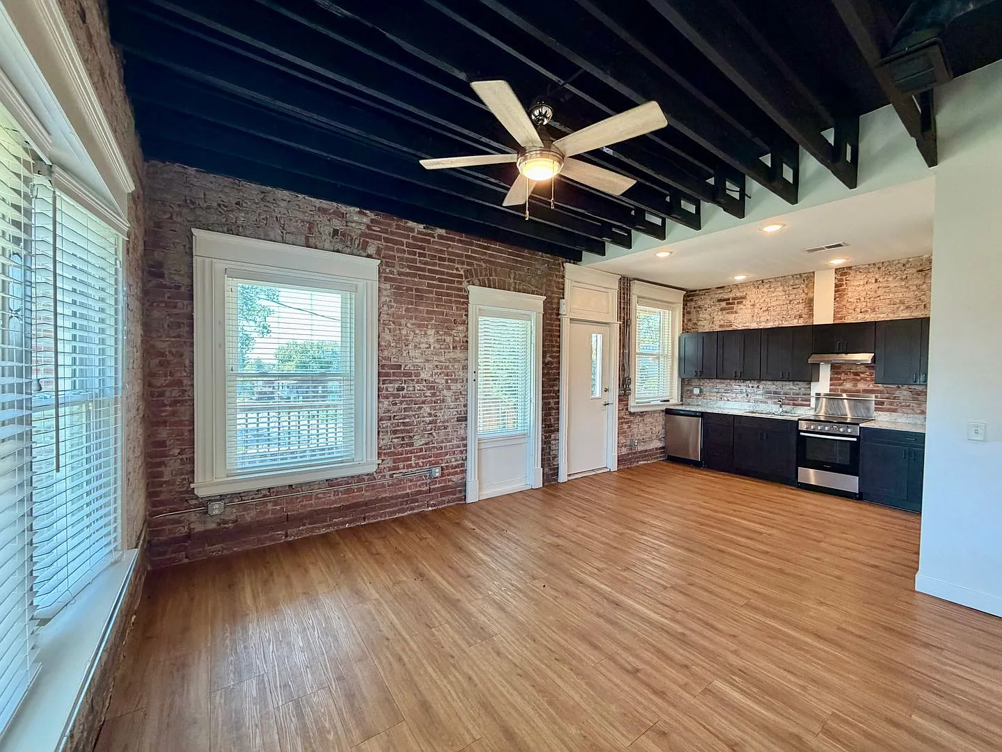  2201 - D Updated Pendleton Heights Condo Available Immediately — Photo 4