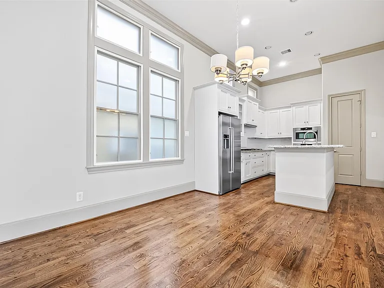 308 W Bell St — Photo 26