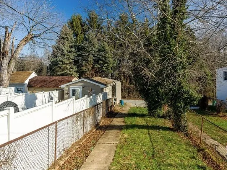 925 N Pine St — Photo 15