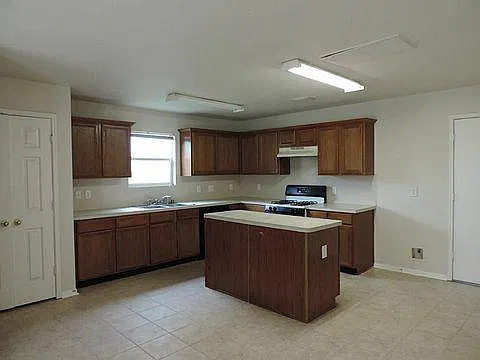 3 bed, 2.5 bath, 2577 sqft, $2,040 — Photo 2