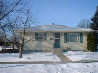824 S 19th St, Grand Forks, ND 58201