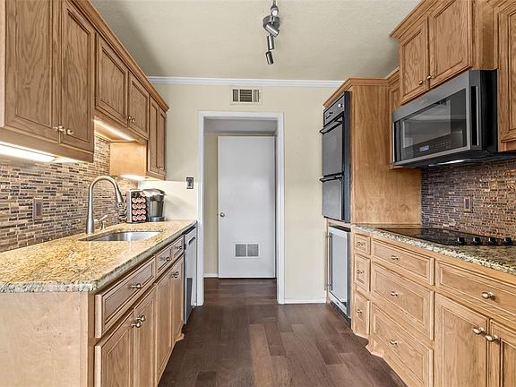 2nd image of 905 Wedgewood Way