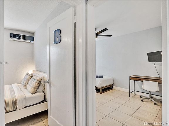 4th image of 817 SW 12th St #1