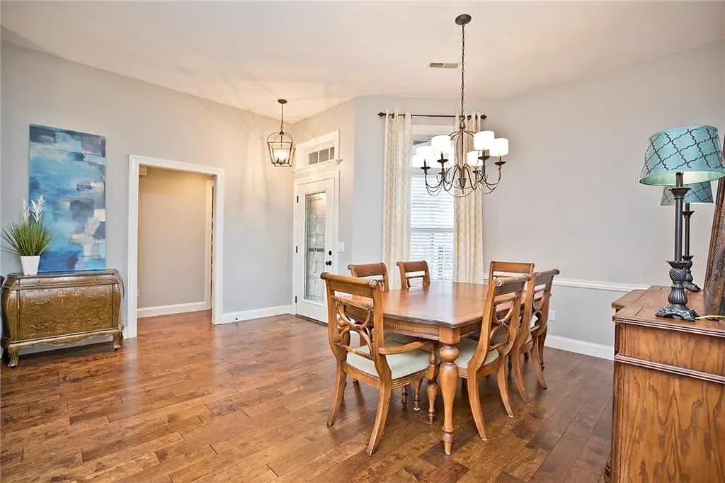 4 bed, 2.5 bath, 1940 sqft, $2,200 — Photo 2