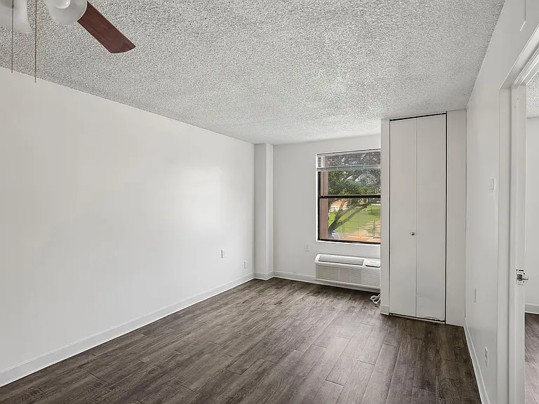 Riverview Apartments — Photo 32