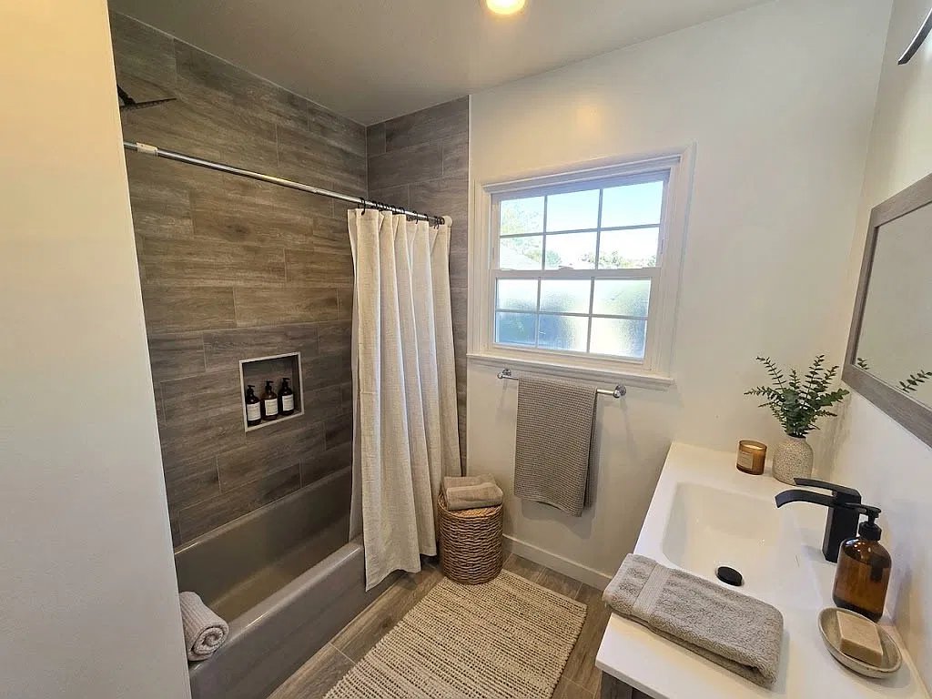 4 bed, 2.5 bath, 1524 sqft, $4,750 — Photo 4