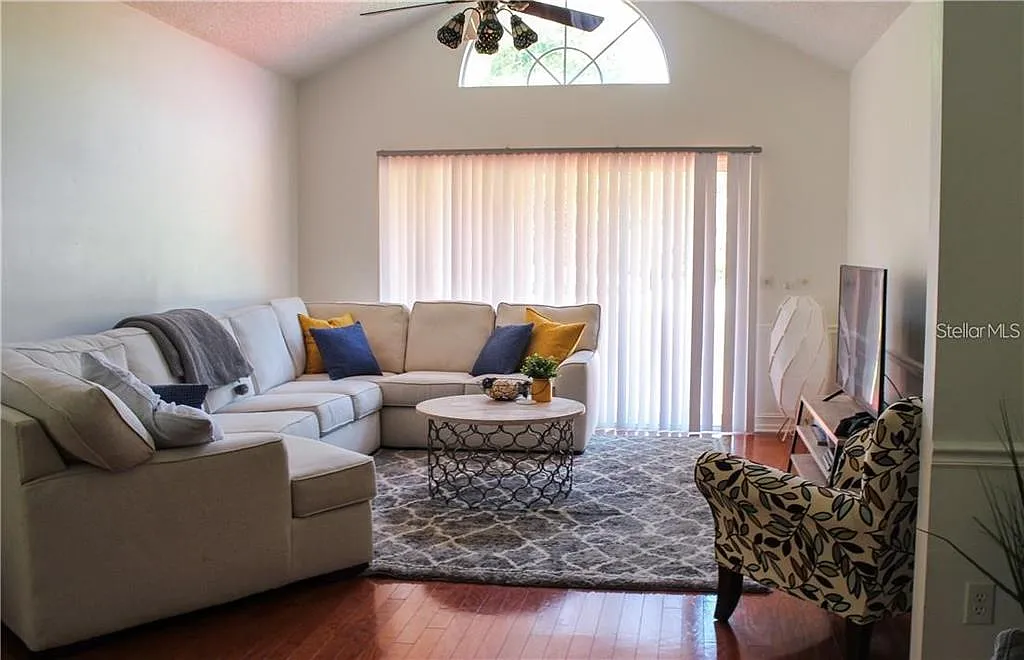 3 bed, 2.0 bath, 2258 sqft, $3,900 — Photo 2
