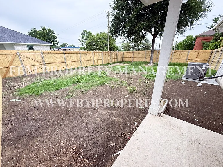 114 E Camden St - Brand New 2 Bedroom, 2 Bathroom Duplex Located in Rice, TX! — Photo 16