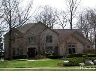 1681 Rolling Woods Dr, Troy, MI