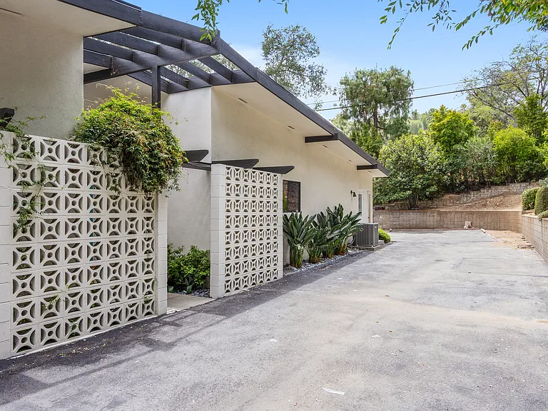 1540 Lancashire St — Photo 33