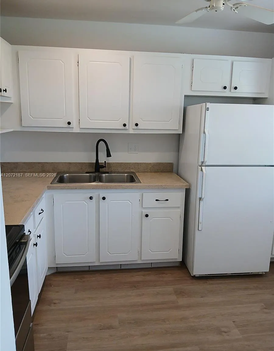 Golden Lakes Village Cond — Photo 4