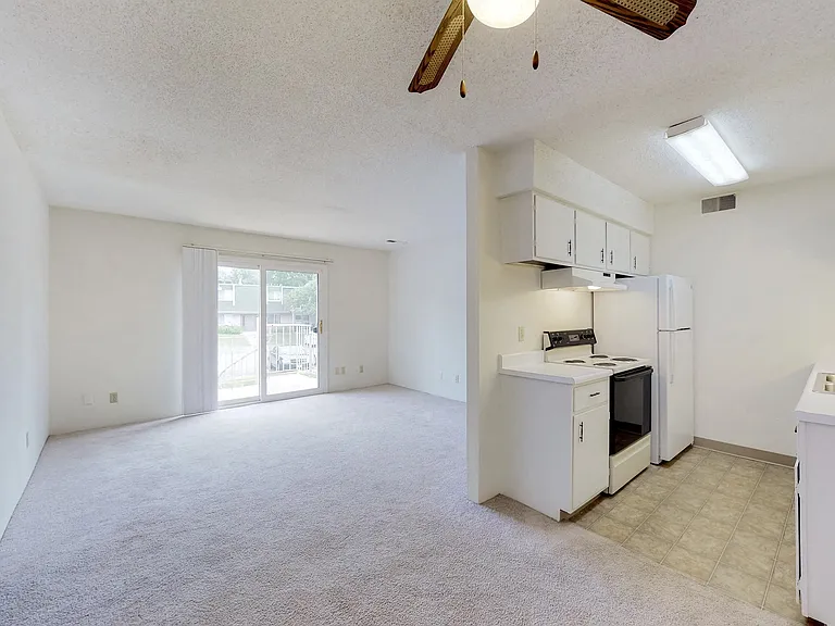 Sherwood Glen — Photo 32