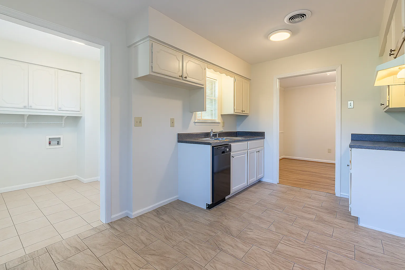3 bed, 1.5 bath, 1330 sqft, $1,200 — Photo 4