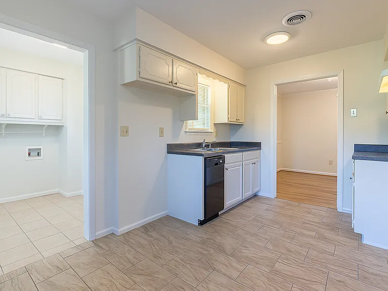 1539 Eason Ave — Photo 4